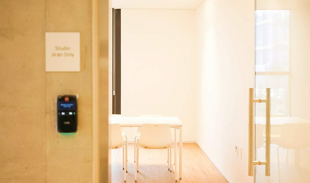 Glasvägg med dörr inomhus